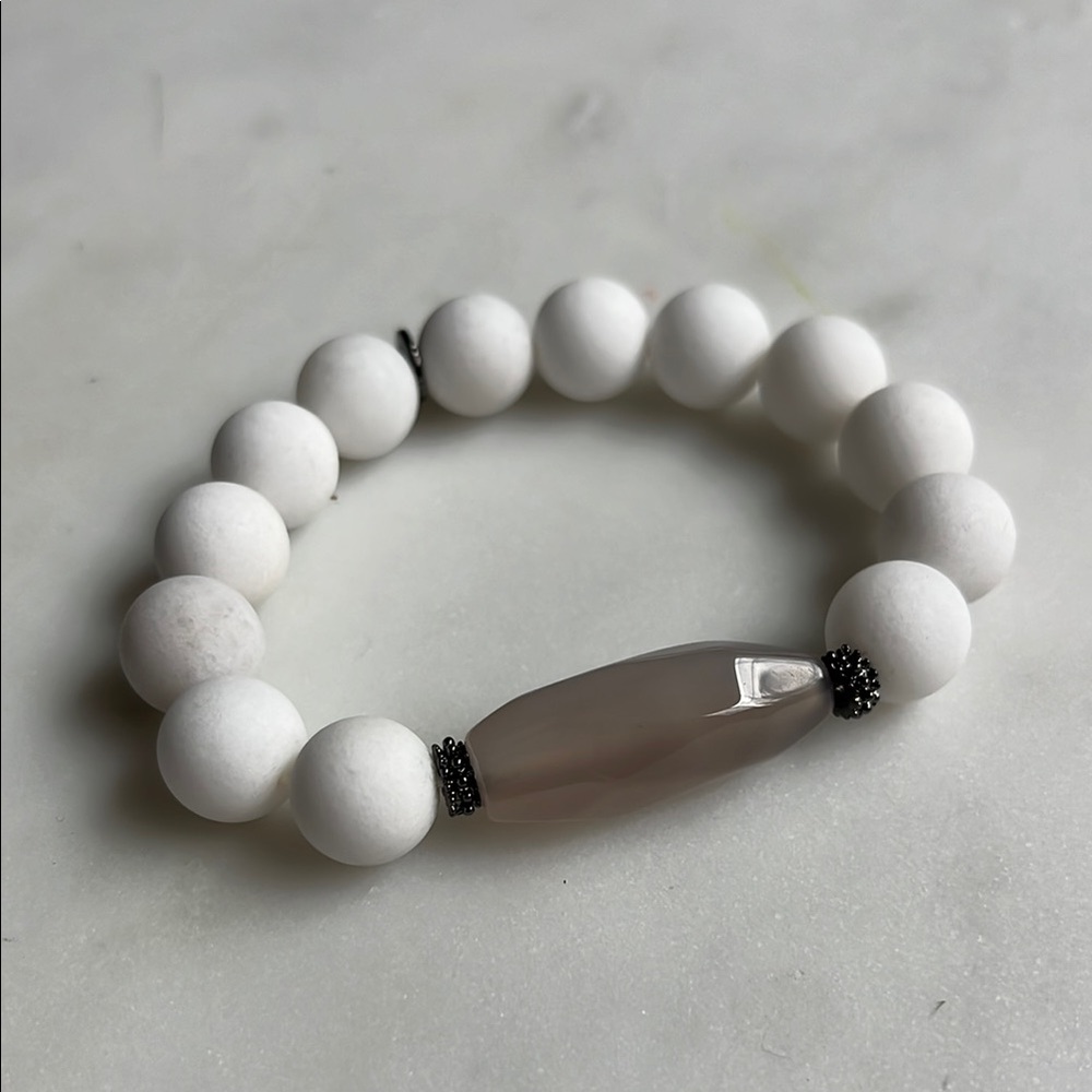 Marlyn Schiff White Beaded Bracelet with Gray Accent Bead Stretch Chunky‎ NWOT